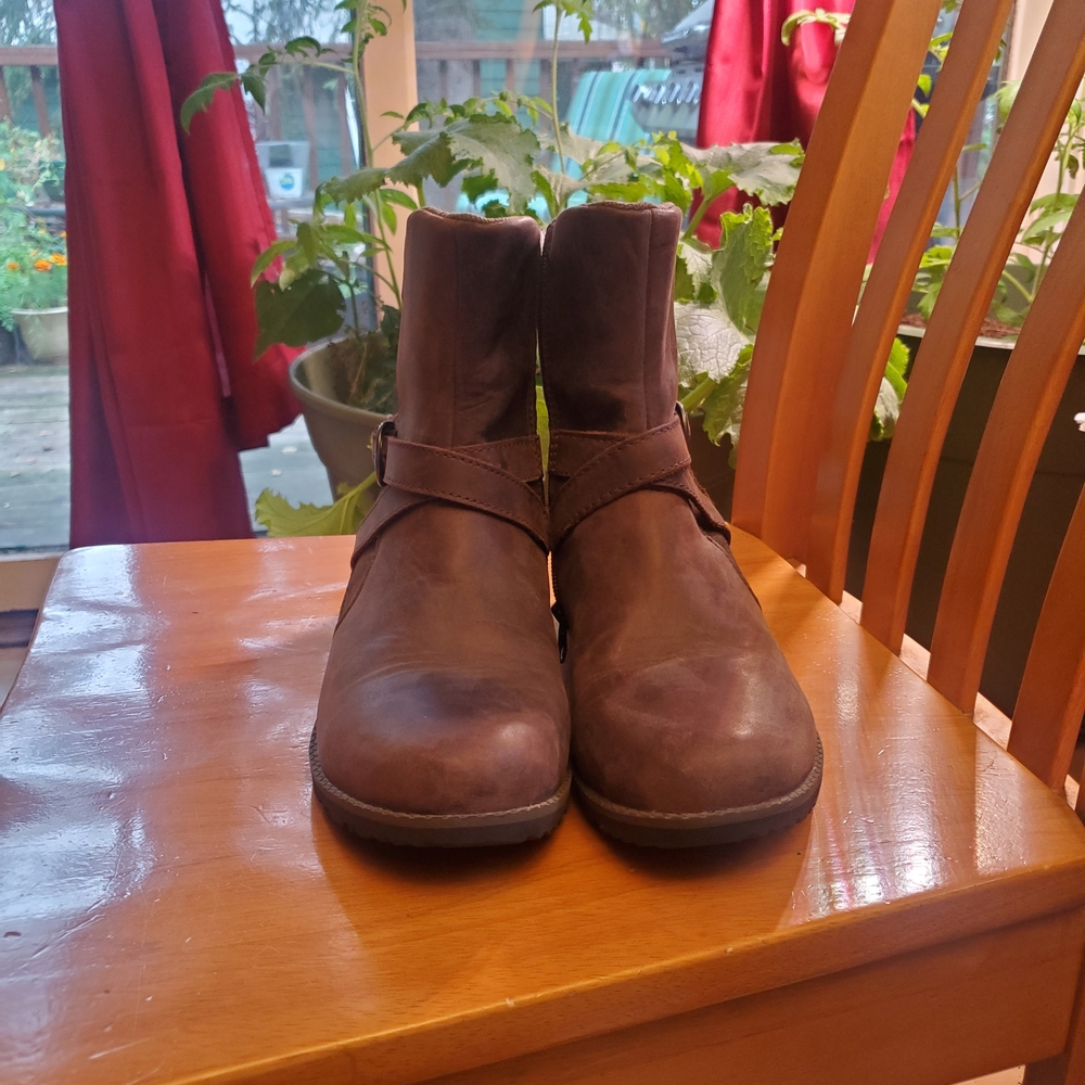 Eddie Bauer Women's Covey 2.0 Leather Boots